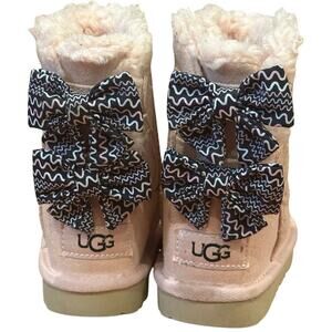 UGG Bailey Bow II Boots sz 7 Pattern Bow UGGs